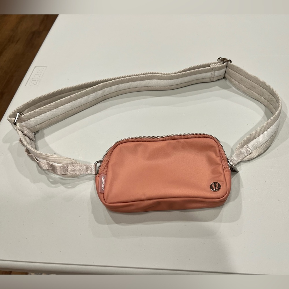 Lululemon everywhere belt bag
